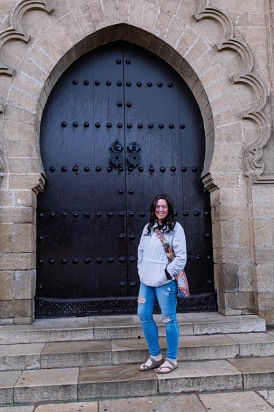 Portrait in front of a historic arched doorway Méchouar de Casablanca ⵍⵎⵉⵛⵡⴰⵔ ⵏ ⵜⴳⵎⵉ ⵜⵓⵎⵍⵉⵍⵜ مشور الدار البيضاء, Morocco