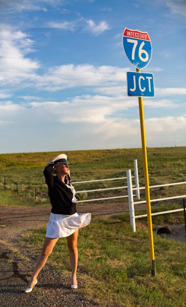 On-Location-Portrait an der Landstrasse mit I-76-Junction-Schild Sedgwick County, United States