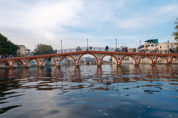 Arched Pedestrian Bridge over Lake Pichola, Udaipur (India) Udaipur, India